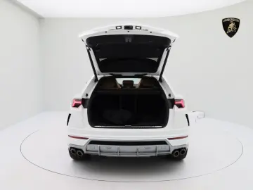 Urus MY22 I AKRAPOVIC I PANO I 23