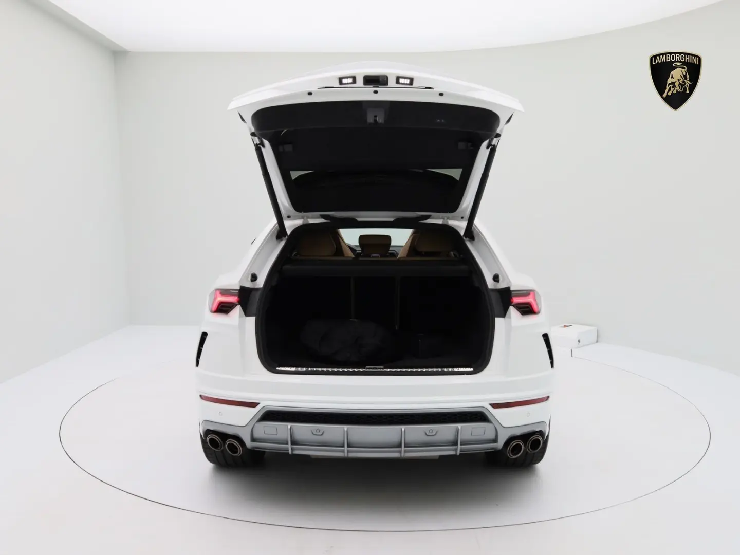 Urus MY22 I AKRAPOVIC I PANO I 23