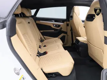 Urus MY22 I AKRAPOVIC I PANO I 23