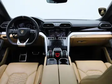 Urus MY22 I AKRAPOVIC I PANO I 23