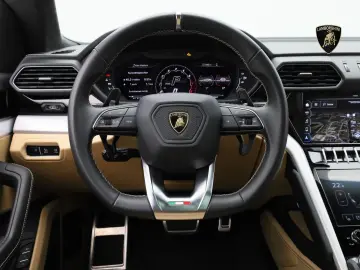 Urus MY22 I AKRAPOVIC I PANO I 23