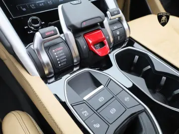 Urus MY22 I AKRAPOVIC I PANO I 23
