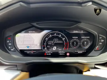 Urus MY22 I AKRAPOVIC I PANO I 23
