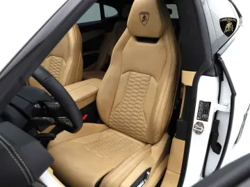 Urus MY22 I AKRAPOVIC I PANO I 23