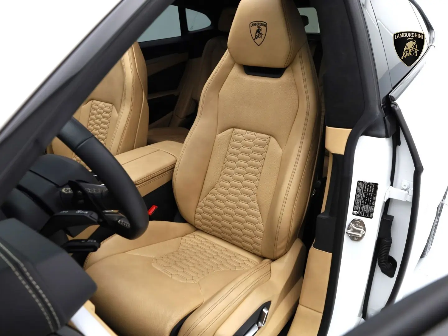 Urus MY22 I AKRAPOVIC I PANO I 23