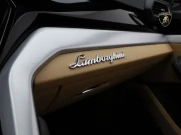 Urus MY22 I AKRAPOVIC I PANO I 23