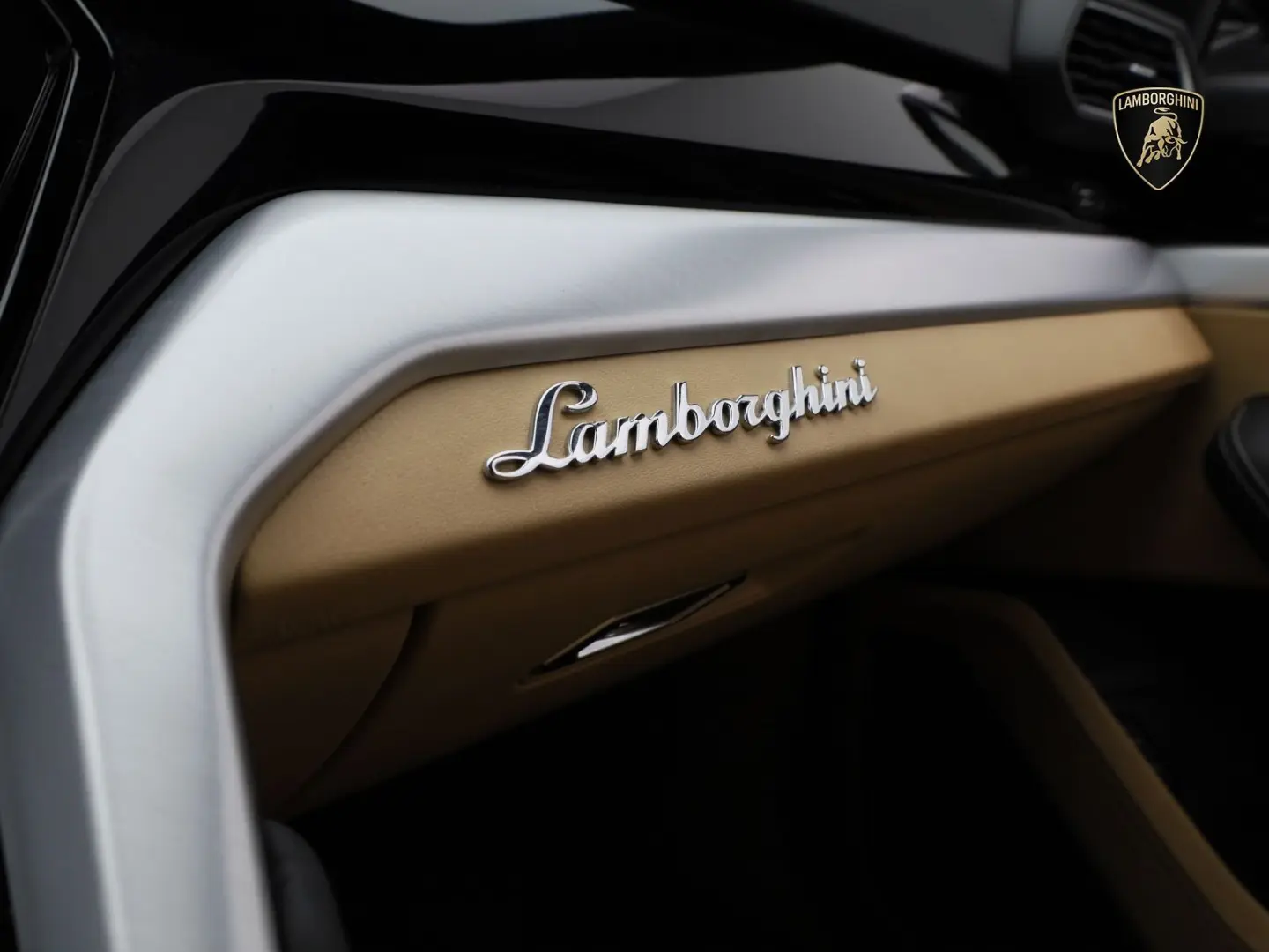 Urus MY22 I AKRAPOVIC I PANO I 23