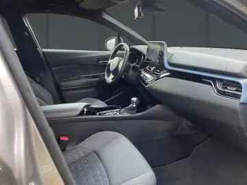 C-HR Hybrid Team D