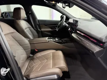 520 i M Sport*HUD*AHK*360°H&K*Memory*Carbon*
