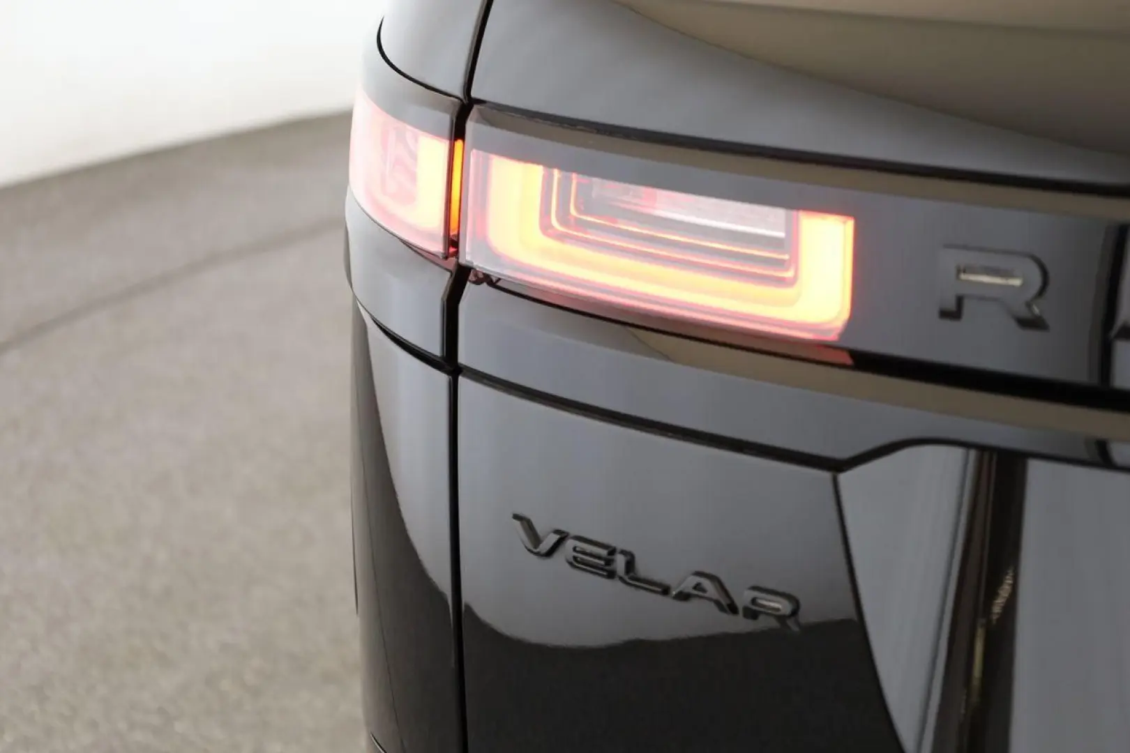 Range Rover Velar D200 AWD R-Dynamic SE Black 22