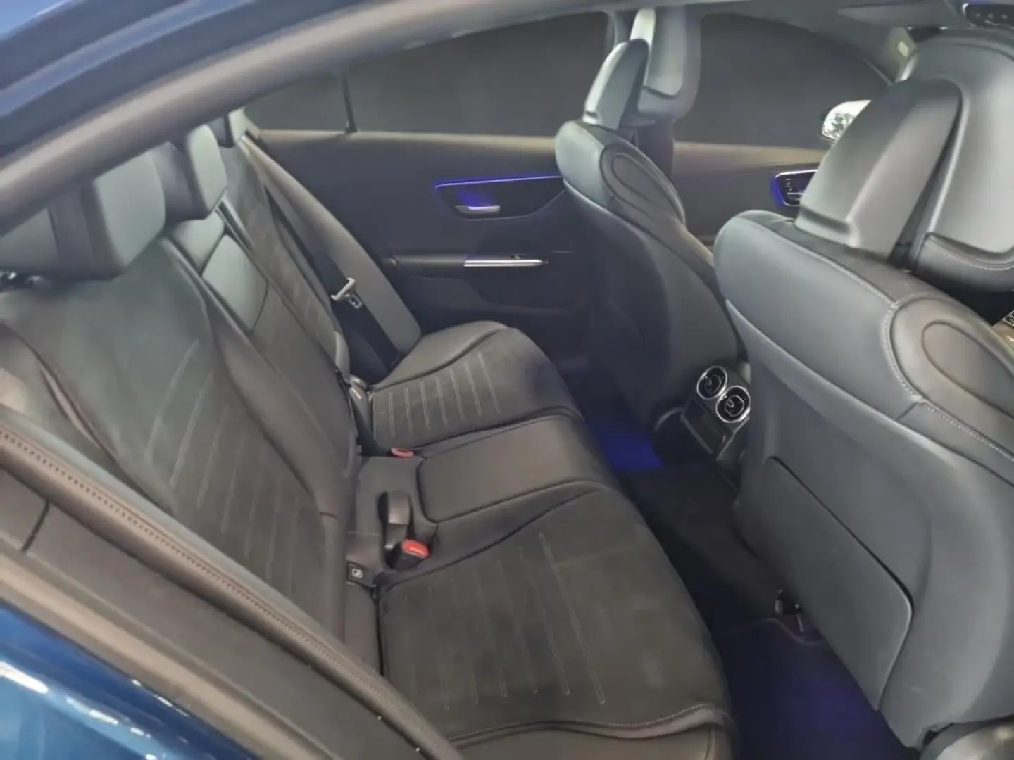 C 220 d AMG+MBUX+DISTRONIC+AMBIENTE+KAMERA+AHK