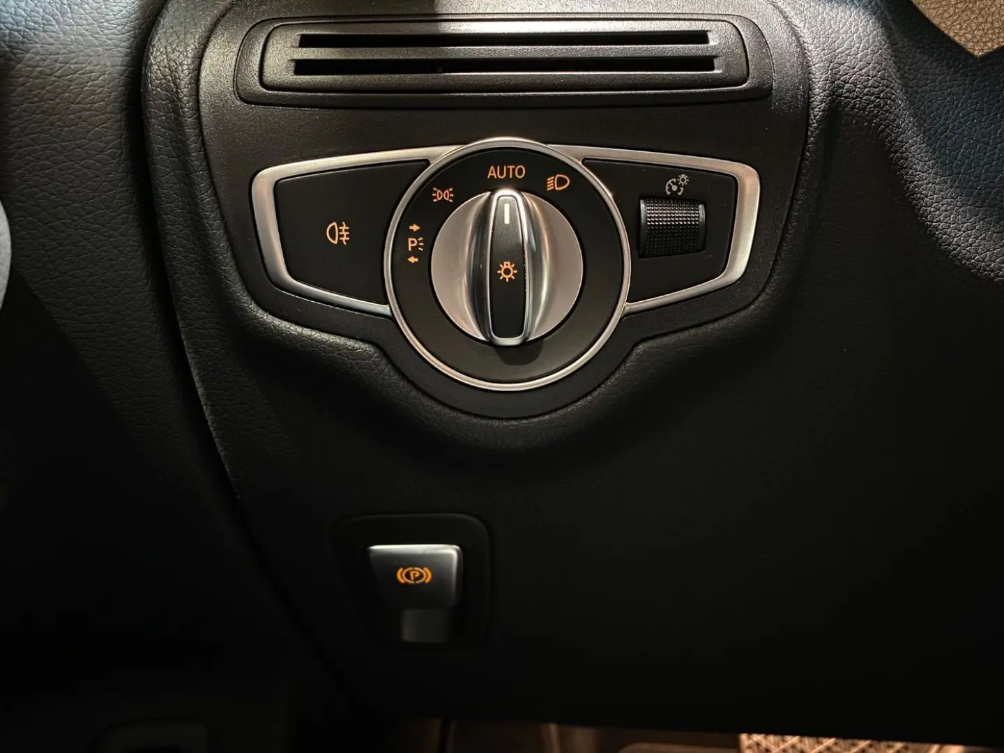 GLC 200 4Matic LED Navi AHK FLA PDC SitzH SR&WR