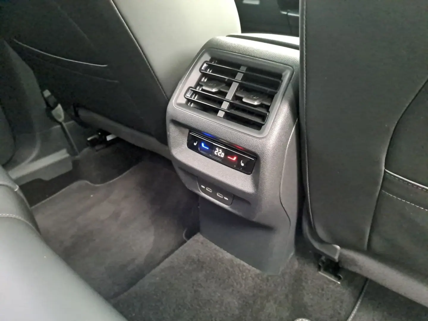 Tiguan R-Line 2.0 TDI DSG 4Motion *AHK*PANO*NAVI