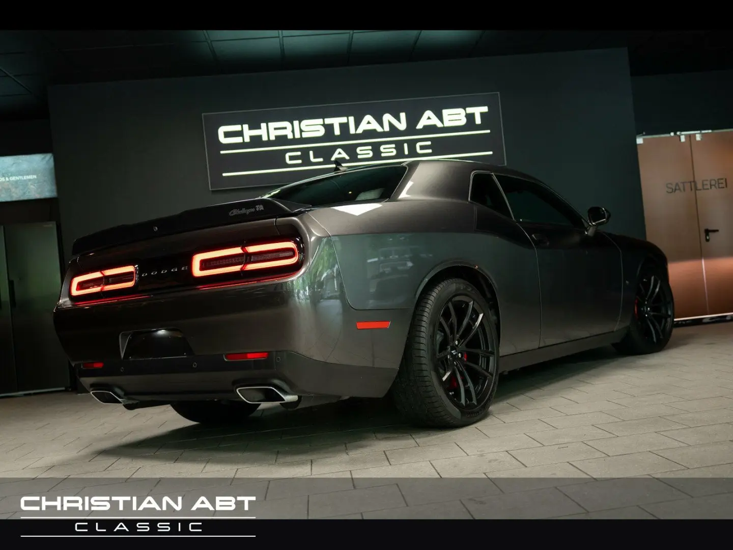 Challenger R/T 5.7 V8 HEMI T/A Package