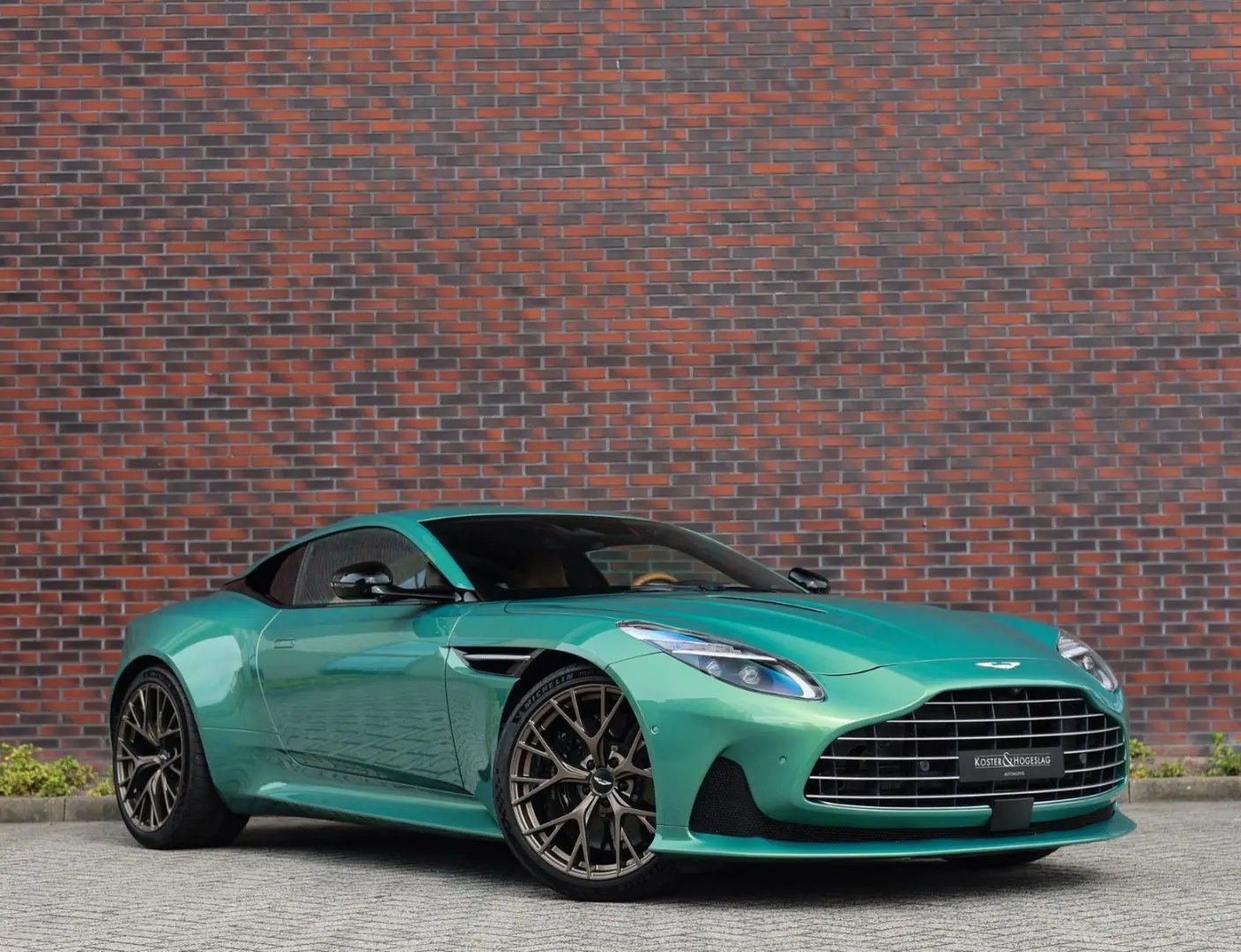 DB12 4.0 V8 | Iridiscent Emerald - Oxford Tan