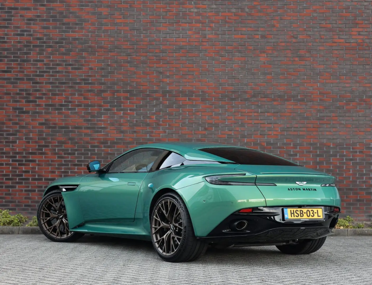 DB12 4.0 V8 | Iridiscent Emerald - Oxford Tan