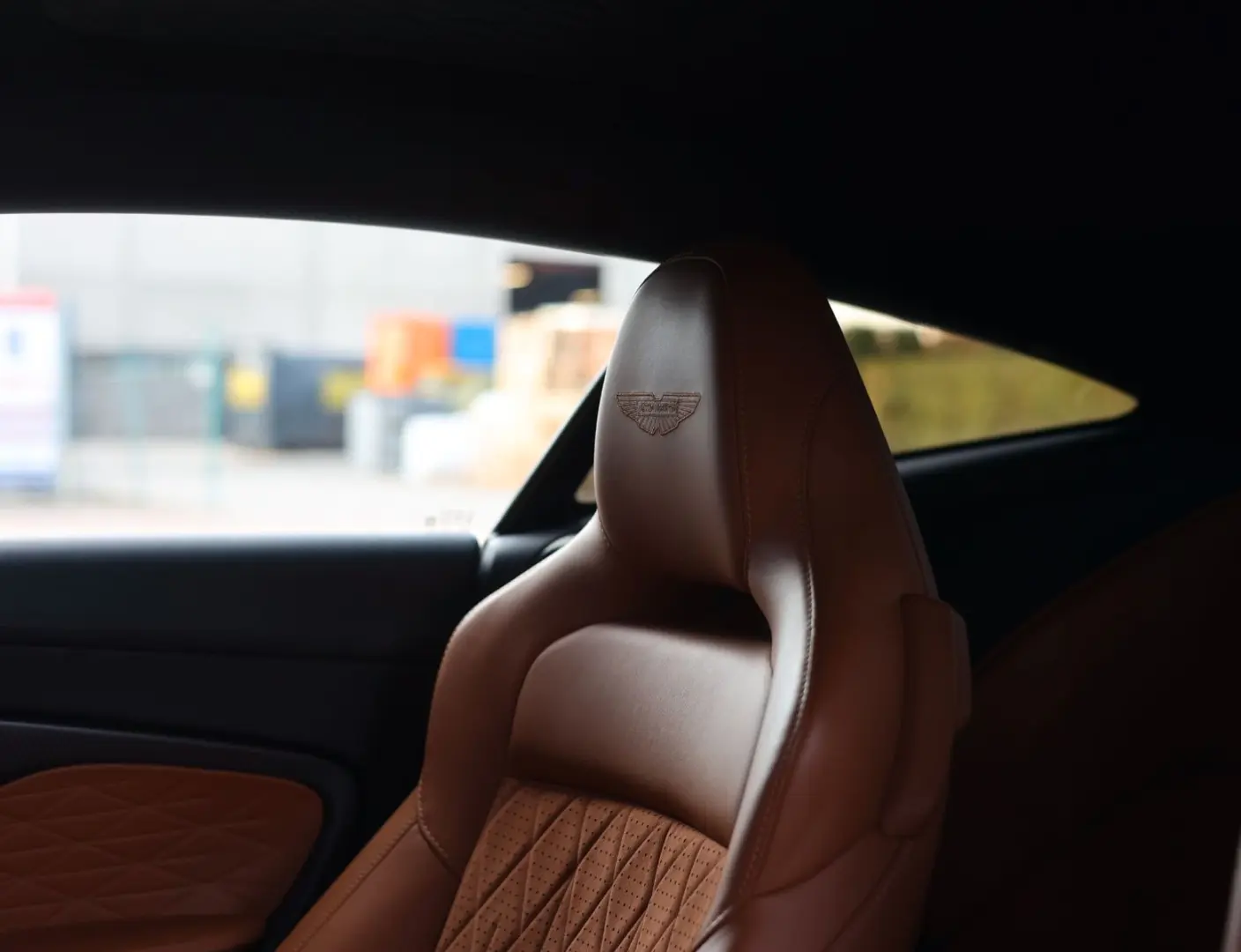 DB12 4.0 V8 | Iridiscent Emerald - Oxford Tan