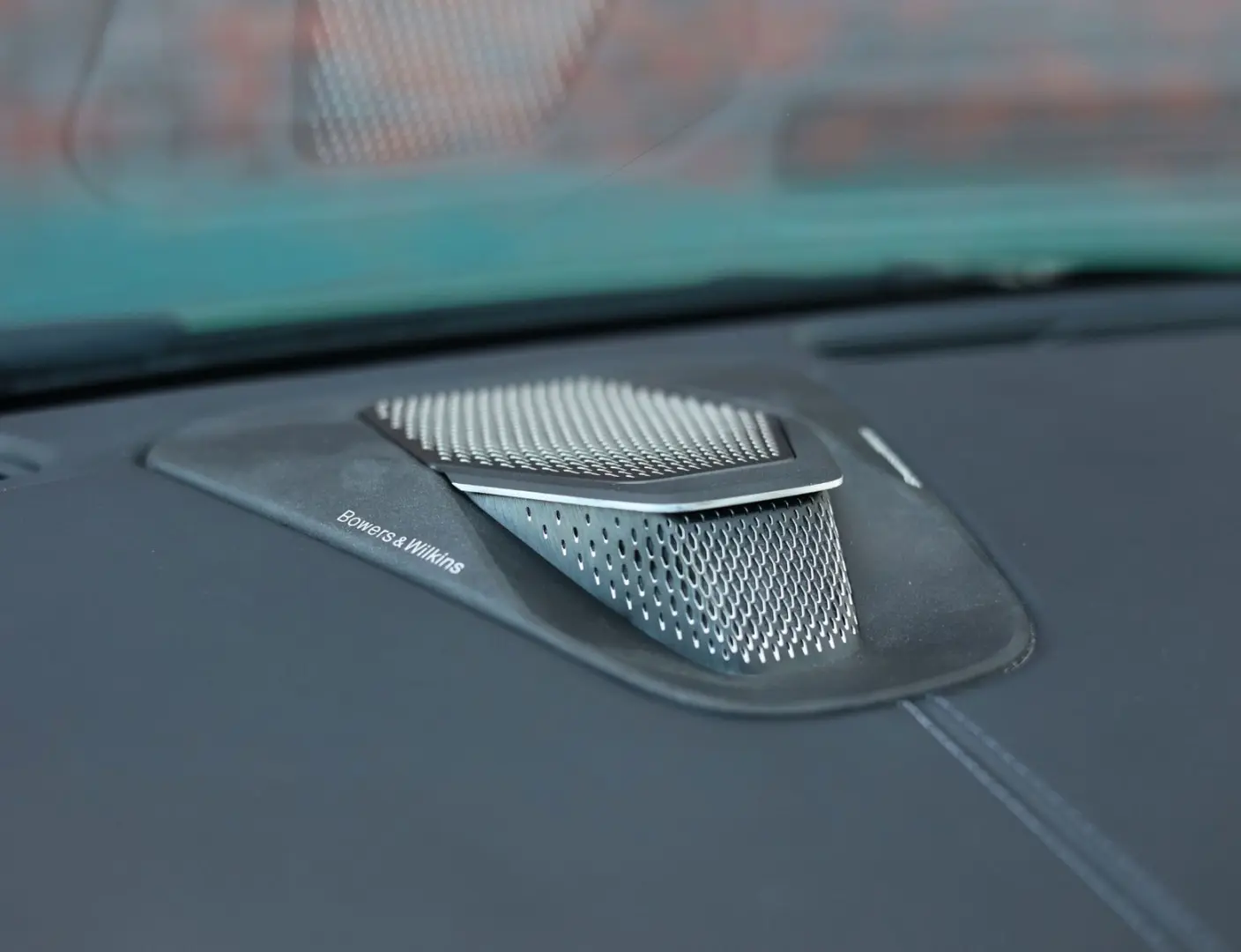 DB12 4.0 V8 | Iridiscent Emerald - Oxford Tan