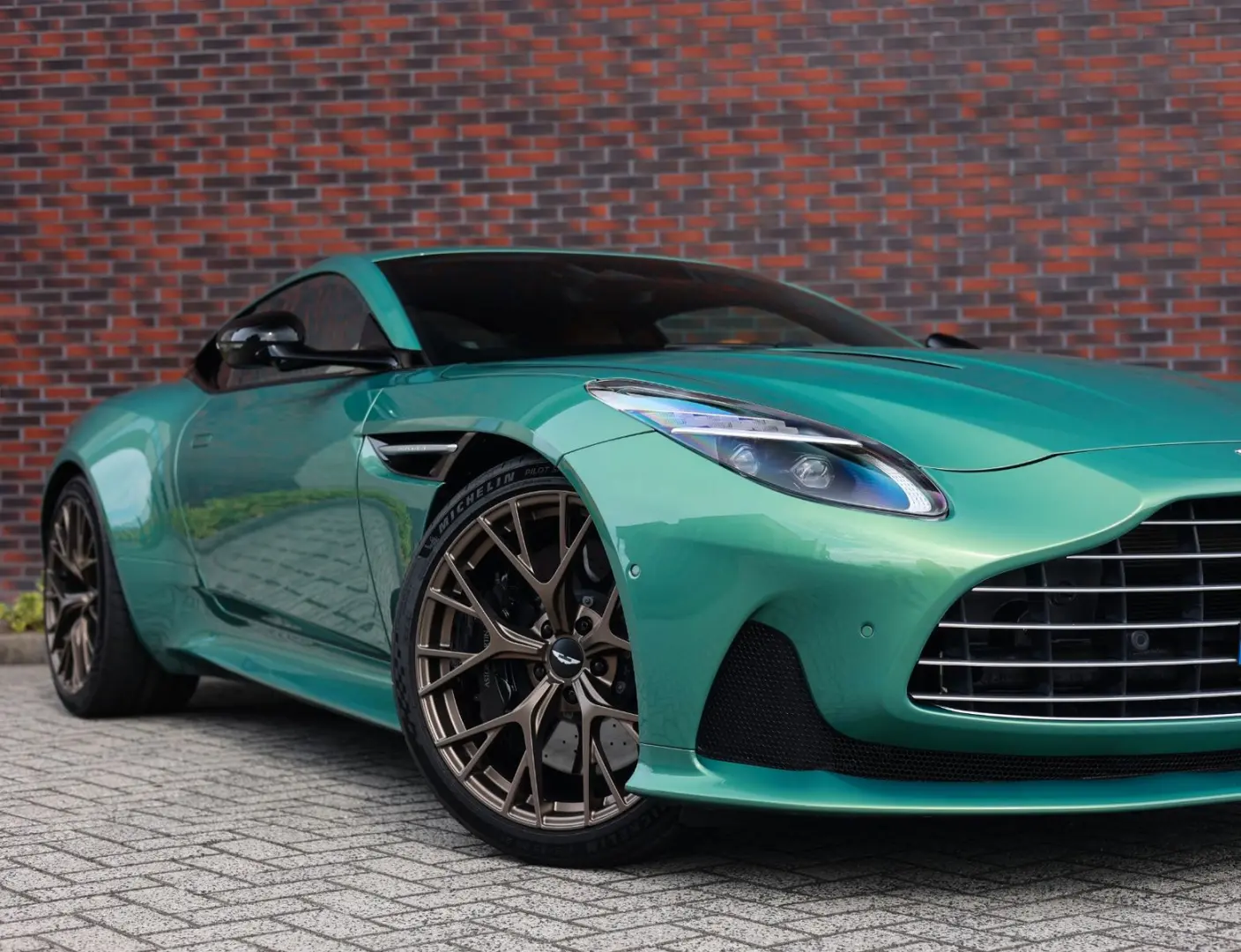 DB12 4.0 V8 | Iridiscent Emerald - Oxford Tan