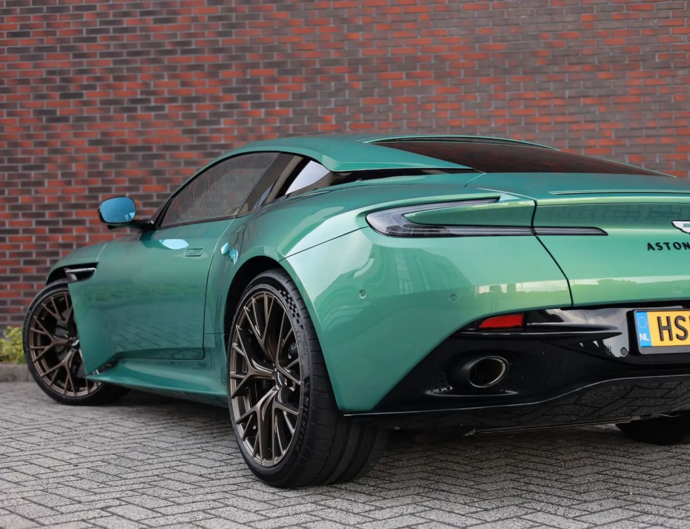 DB12 4.0 V8 | Iridiscent Emerald - Oxford Tan
