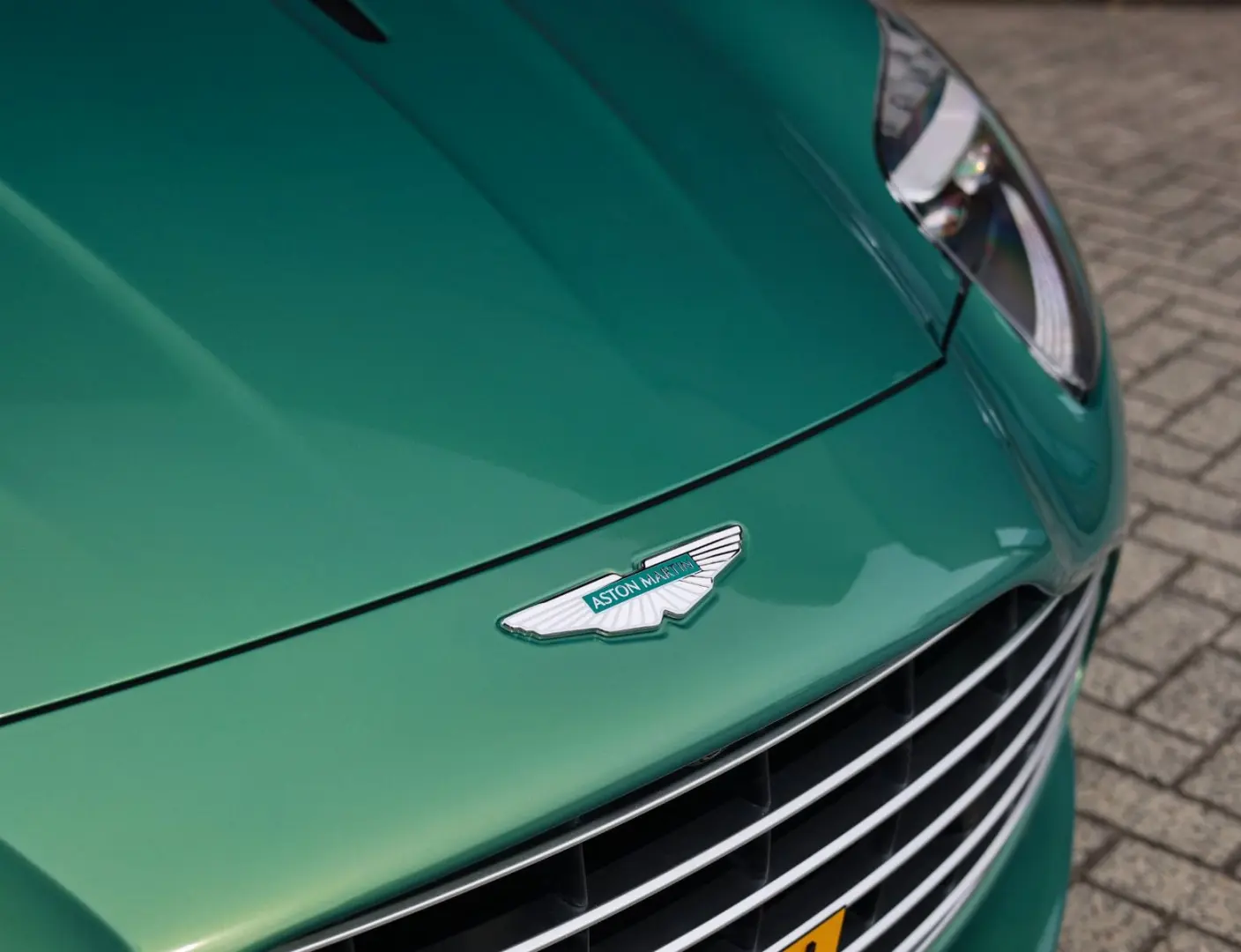 DB12 4.0 V8 | Iridiscent Emerald - Oxford Tan