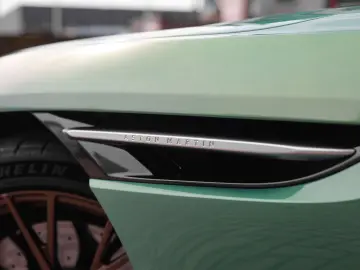 DB12 4.0 V8 | Iridiscent Emerald - Oxford Tan
