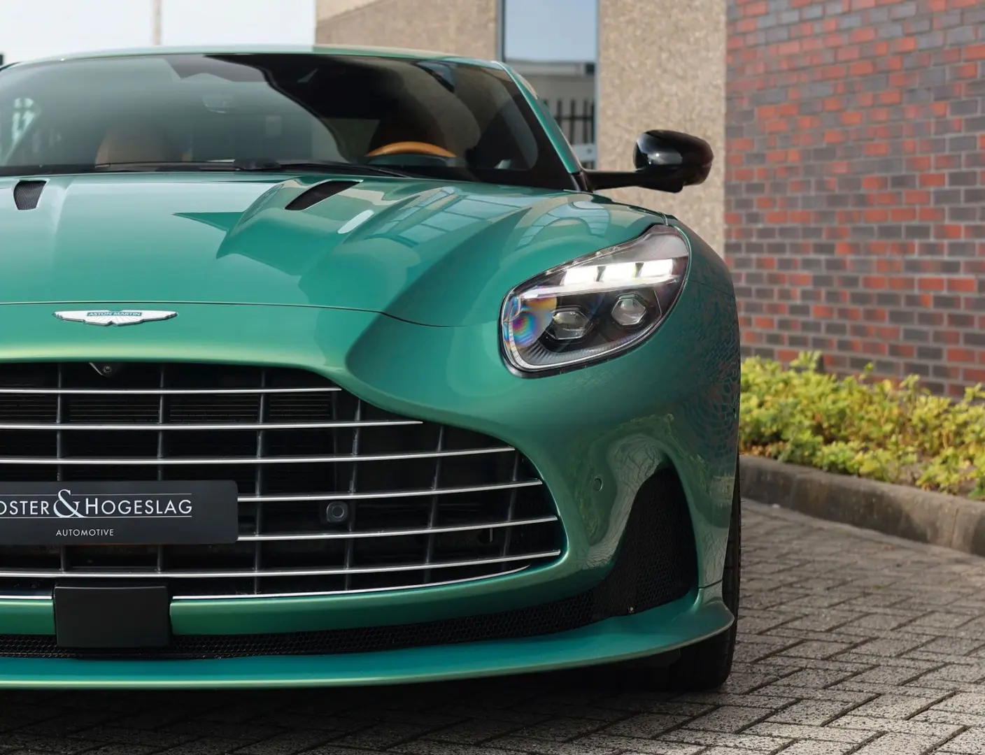 DB12 4.0 V8 | Iridiscent Emerald - Oxford Tan