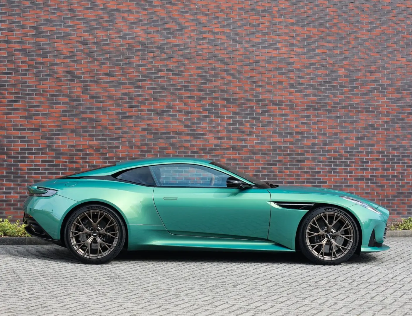 DB12 4.0 V8 | Iridiscent Emerald - Oxford Tan