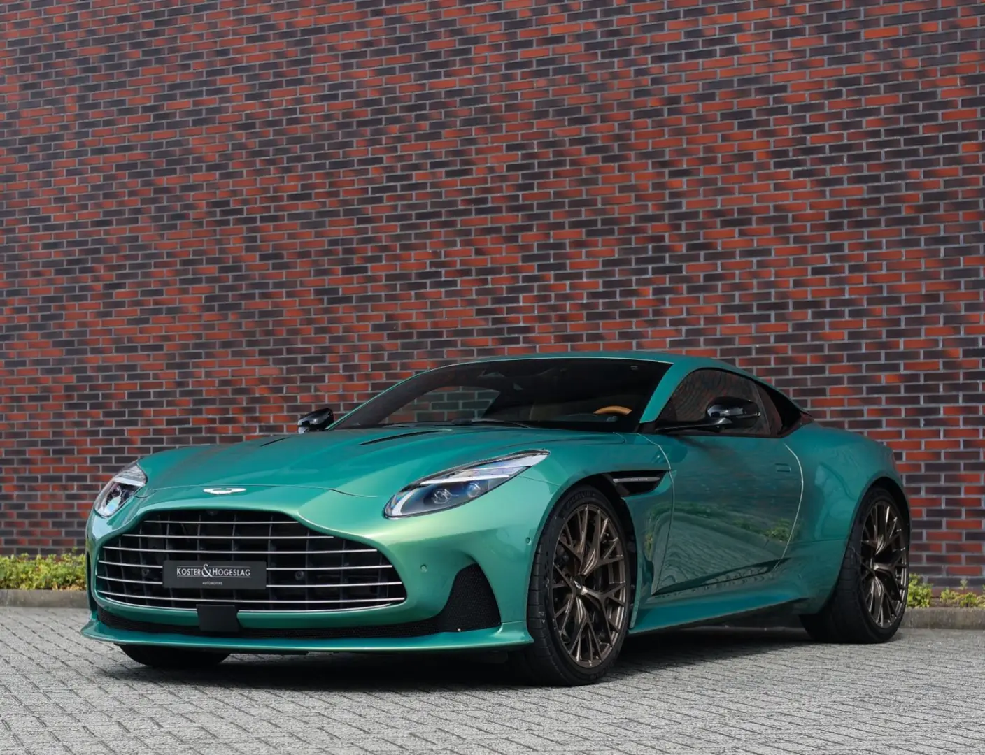 DB12 4.0 V8 | Iridiscent Emerald - Oxford Tan