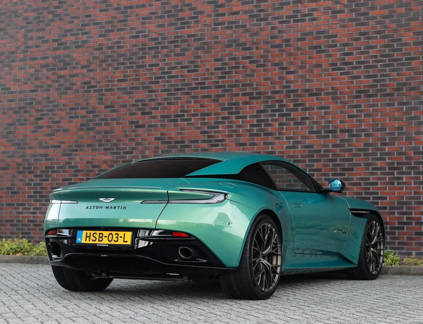 DB12 4.0 V8 | Iridiscent Emerald - Oxford Tan