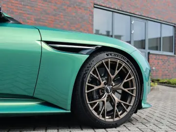 DB12 4.0 V8 | Iridiscent Emerald - Oxford Tan