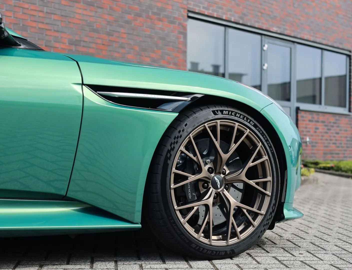 DB12 4.0 V8 | Iridiscent Emerald - Oxford Tan