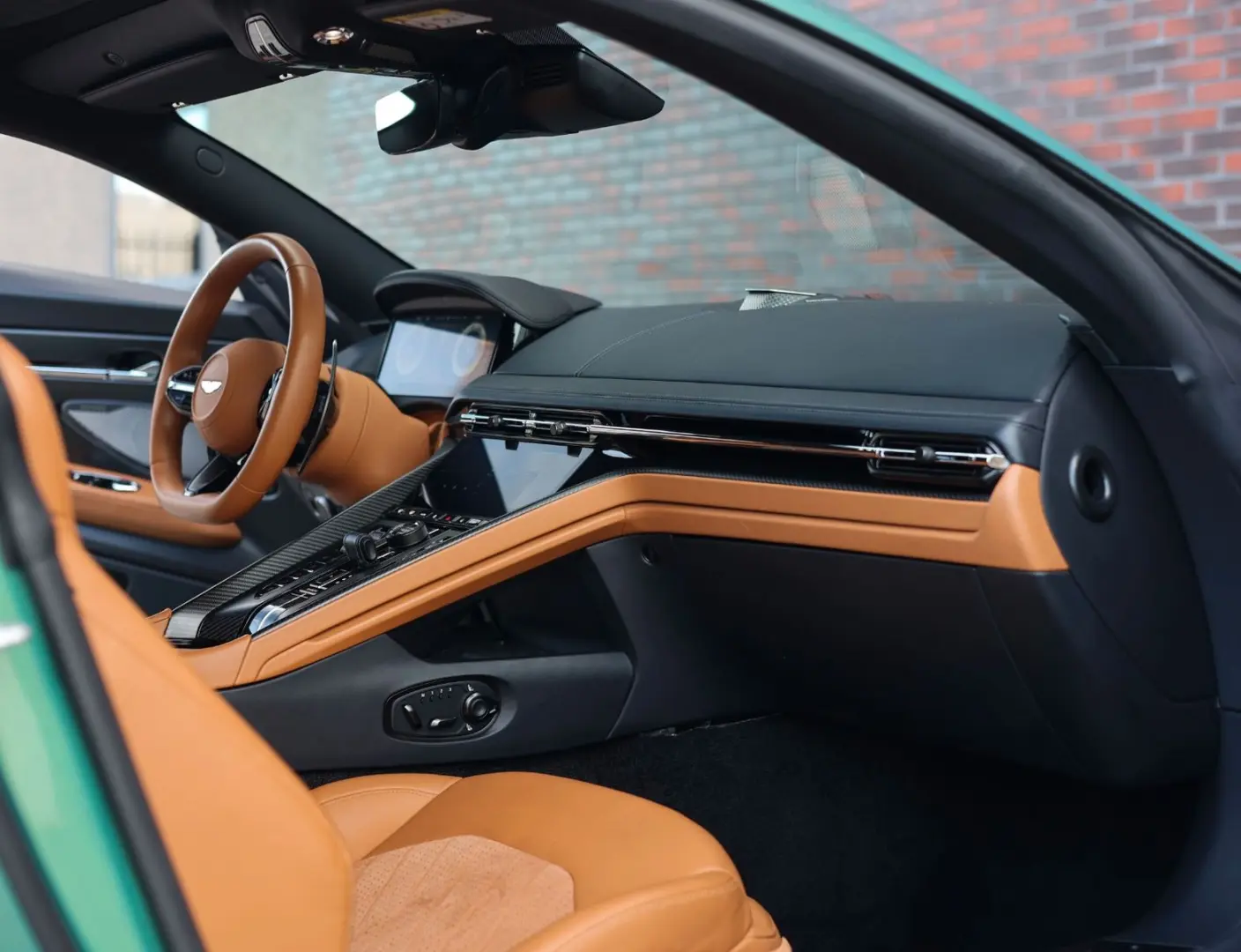 DB12 4.0 V8 | Iridiscent Emerald - Oxford Tan