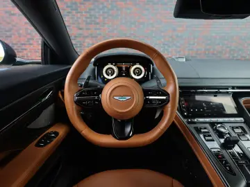 DB12 4.0 V8 | Iridiscent Emerald - Oxford Tan