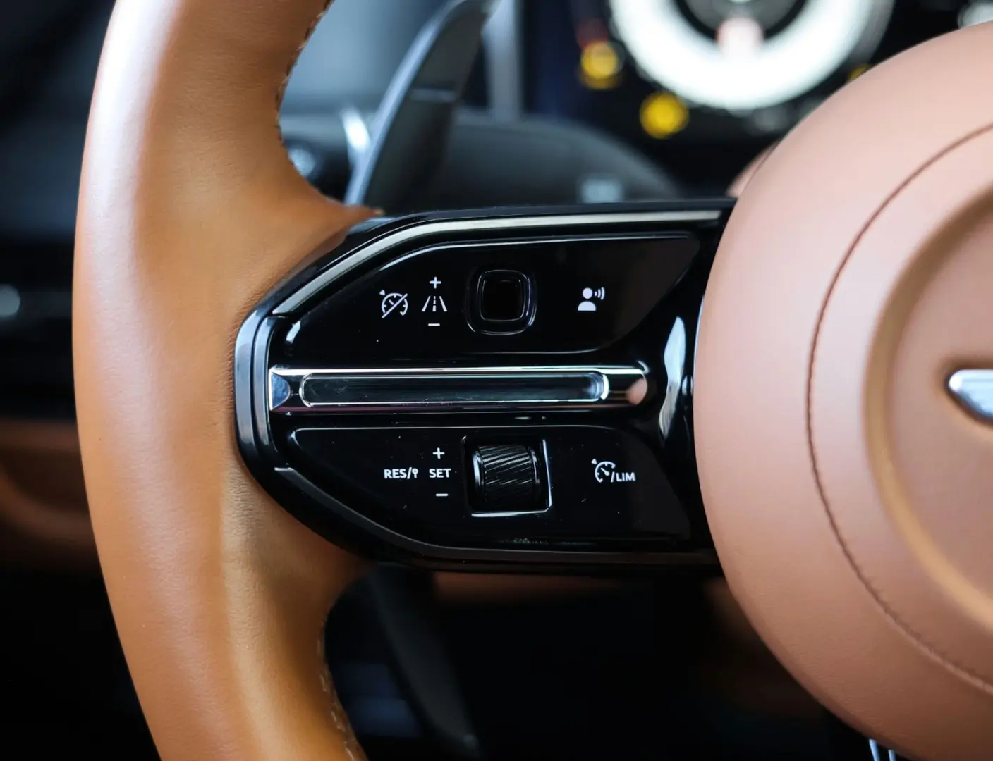DB12 4.0 V8 | Iridiscent Emerald - Oxford Tan