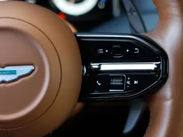DB12 4.0 V8 | Iridiscent Emerald - Oxford Tan