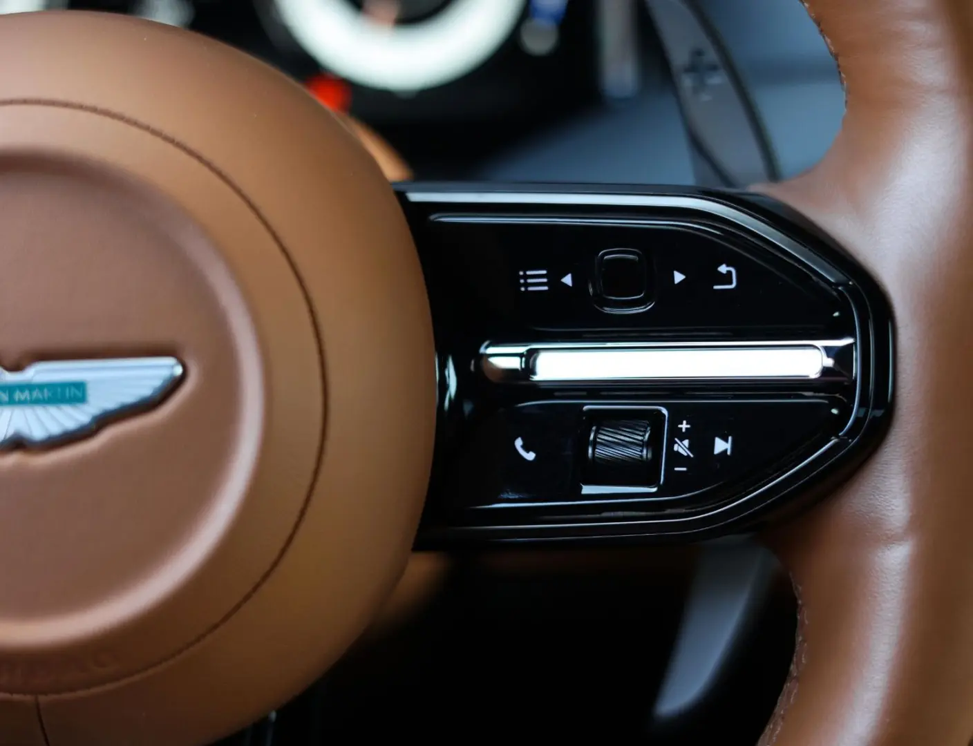 DB12 4.0 V8 | Iridiscent Emerald - Oxford Tan