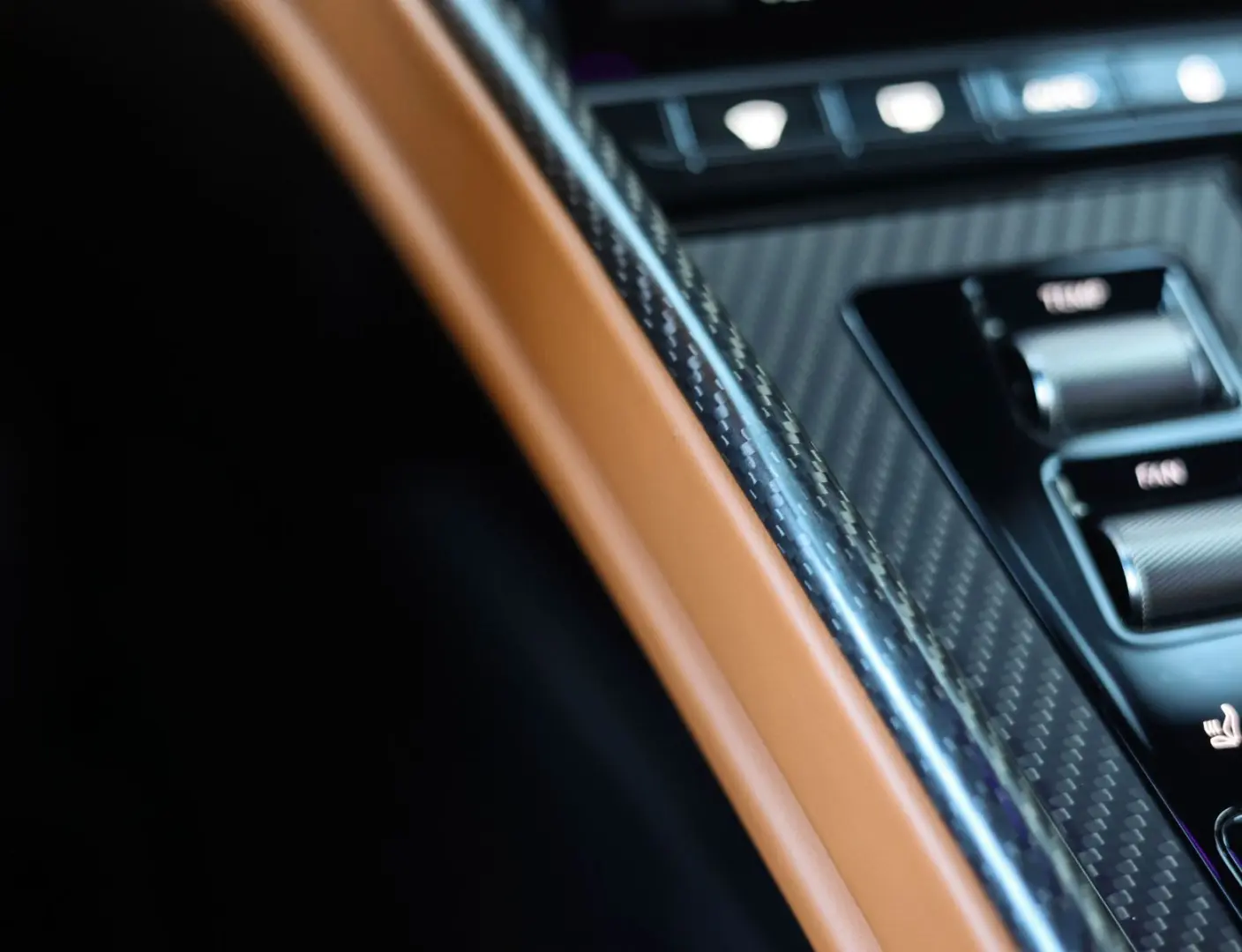 DB12 4.0 V8 | Iridiscent Emerald - Oxford Tan