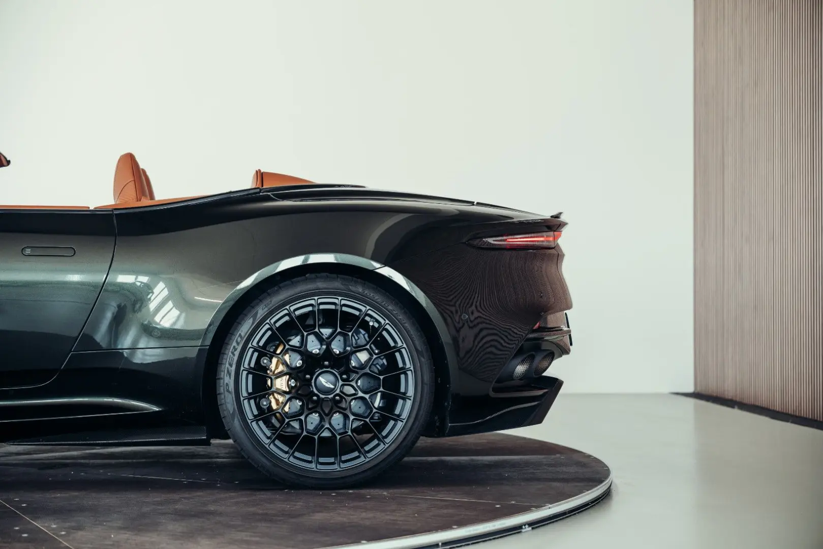 DBS 770 Ultimate Volante, Minotaur Green, MwSt.