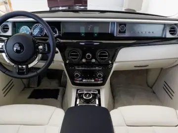 ROLLS-ROYCE Phantom SWB W12 420 KW (571HP)