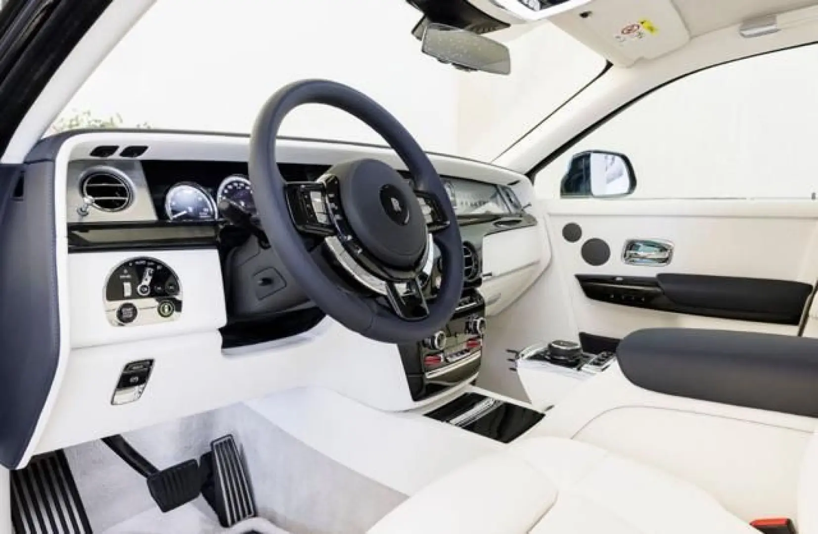 ROLLS-ROYCE Phantom SWB W12 420 KW (571HP)