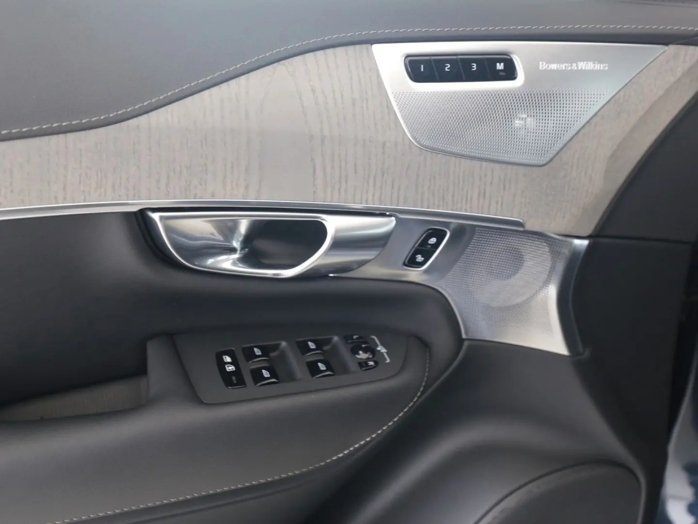 XC90 Ultra Dark Recharge Plug-In Hybrid AWD