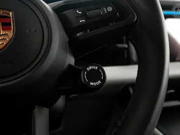 Macan Electric Bose 340hp *NET-EXPORT* €69.900