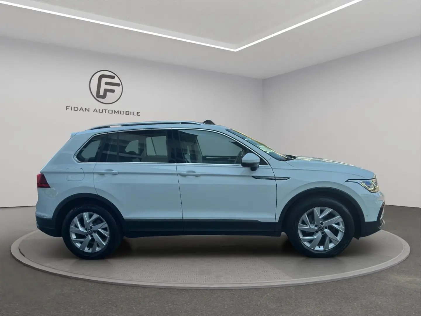 VOLKSWAGEN Tiguan Elegance*Virtual*Pano*Matrix*ACC*LEASING