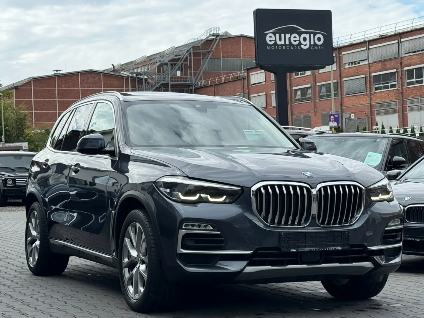 X5 xDrive 30 d xLine Sky Lounge - DVD im fond //