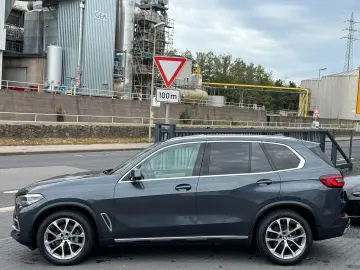 X5 xDrive 30 d xLine Sky Lounge - DVD im fond //
