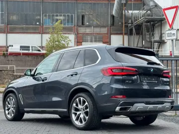 X5 xDrive 30 d xLine Sky Lounge - DVD im fond //