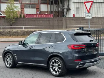 X5 xDrive 30 d xLine Sky Lounge - DVD im fond //