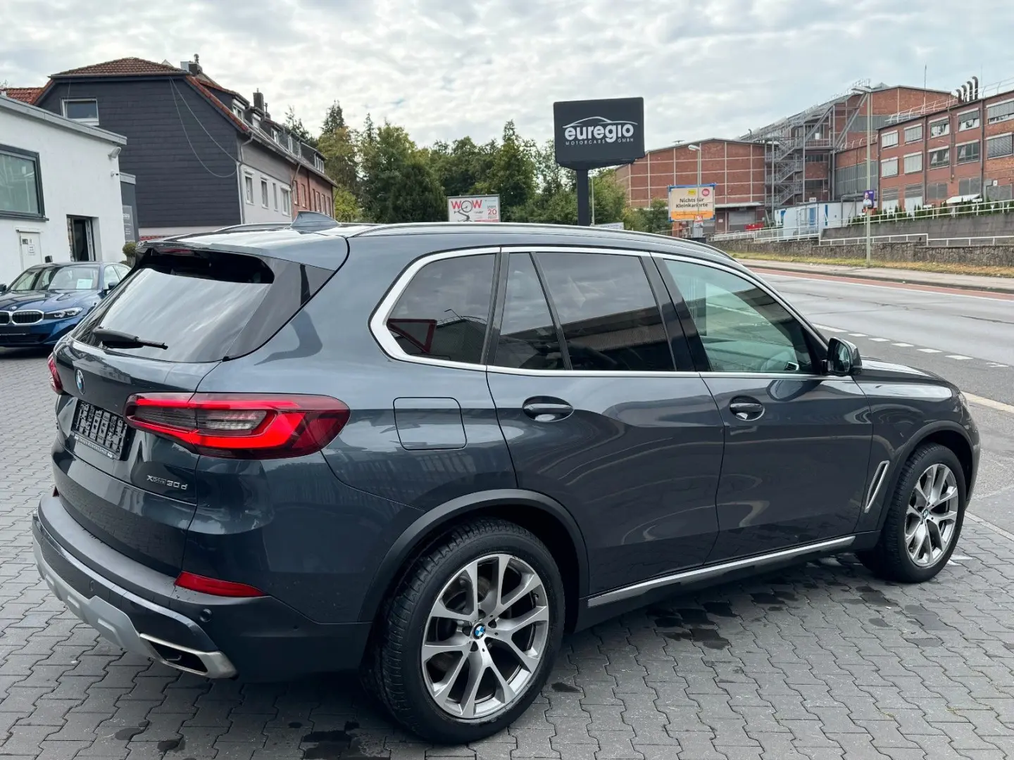 X5 xDrive 30 d xLine Sky Lounge - DVD im fond //