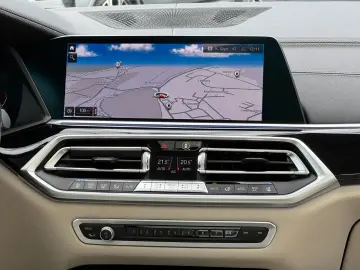 X5 xDrive 30 d xLine Sky Lounge - DVD im fond //